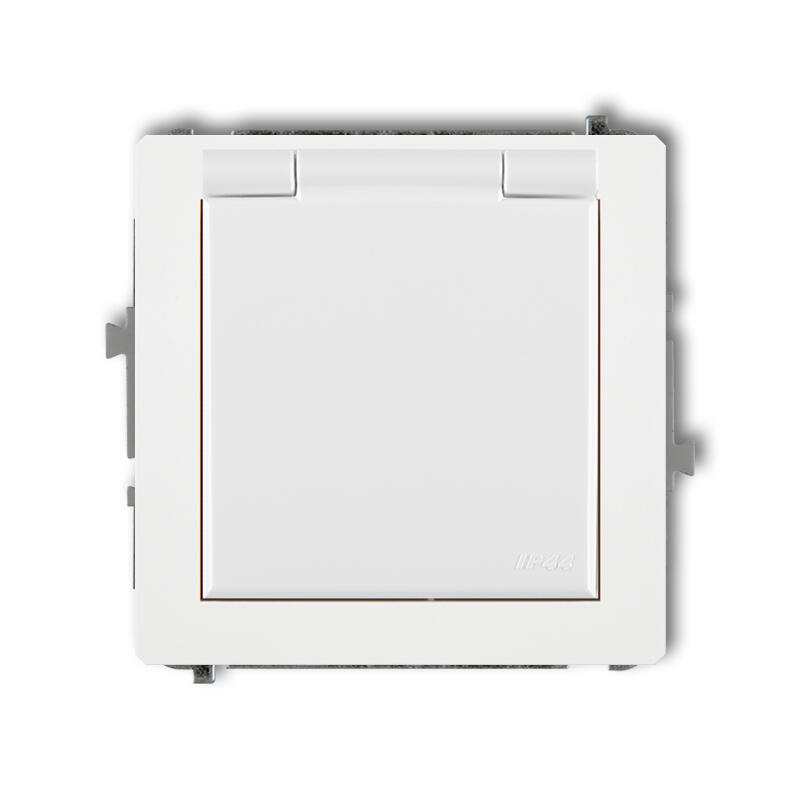DECO Šļakatu necaurlaidīga kontaktligzda ar 2P+Z zemējuma SCHUKO mehānismu (balts vāks, ar paaugstinātu kontakta aizsardzību/aizslēgu) - Image 1